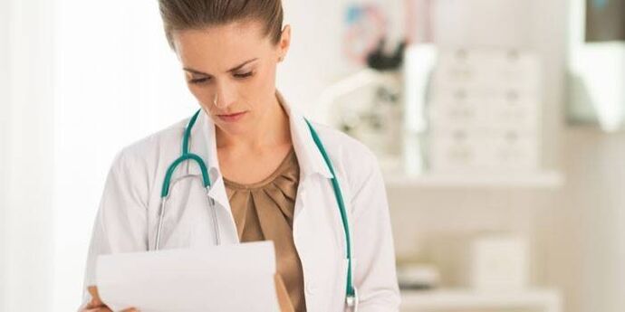 doktor papillomavirüs tanısı için testleri inceliyor